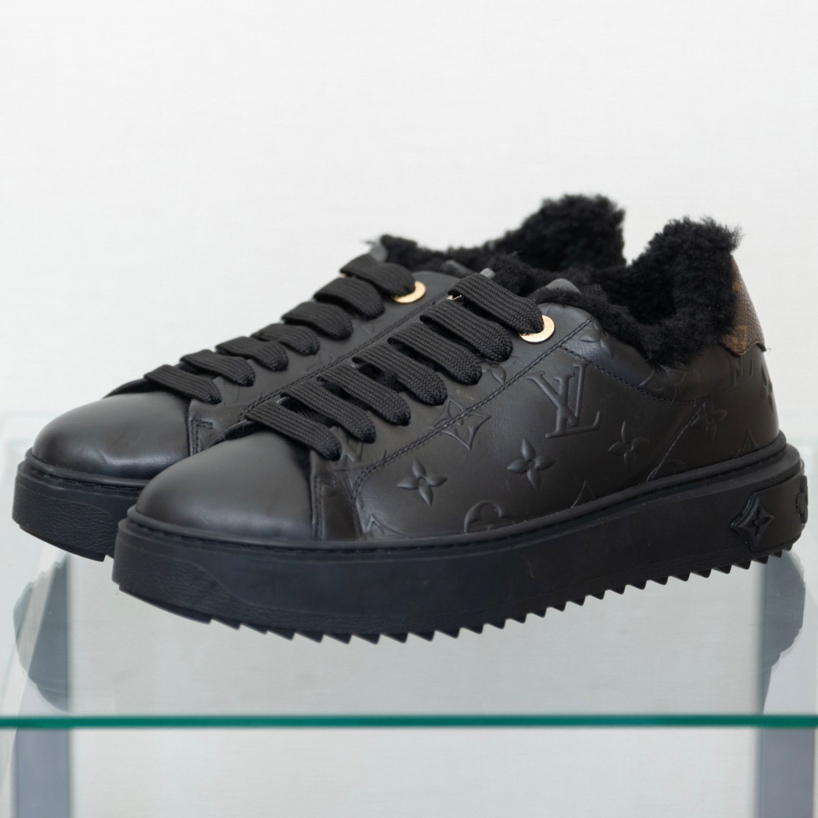 高い買取【LOUIS VUITTON】スニーカータイムアウト ローカット ロゴ　ブラック 靴