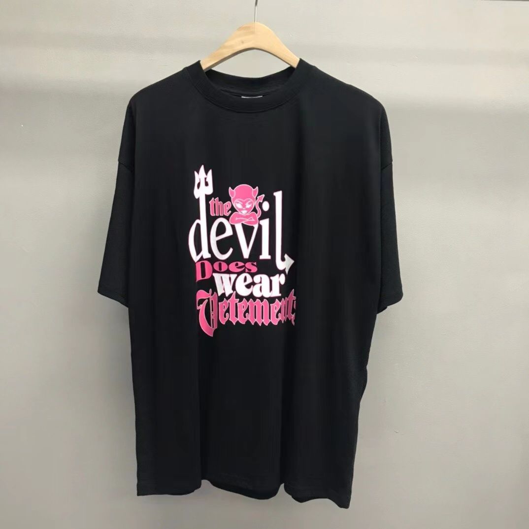 注目★VETEMENTS★ ヴェトモン デビル プリント 半袖 Tシャツ/ブラックユニセックス