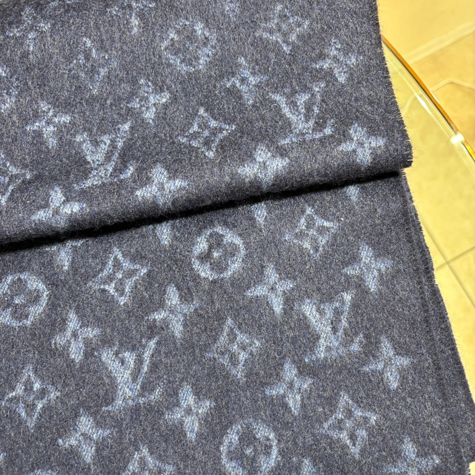 LOUIS VUITTON グラデーションマフラー 100%カシミヤ グラデーションがモダンでお洒落♪】Louis Vuitton マフラー