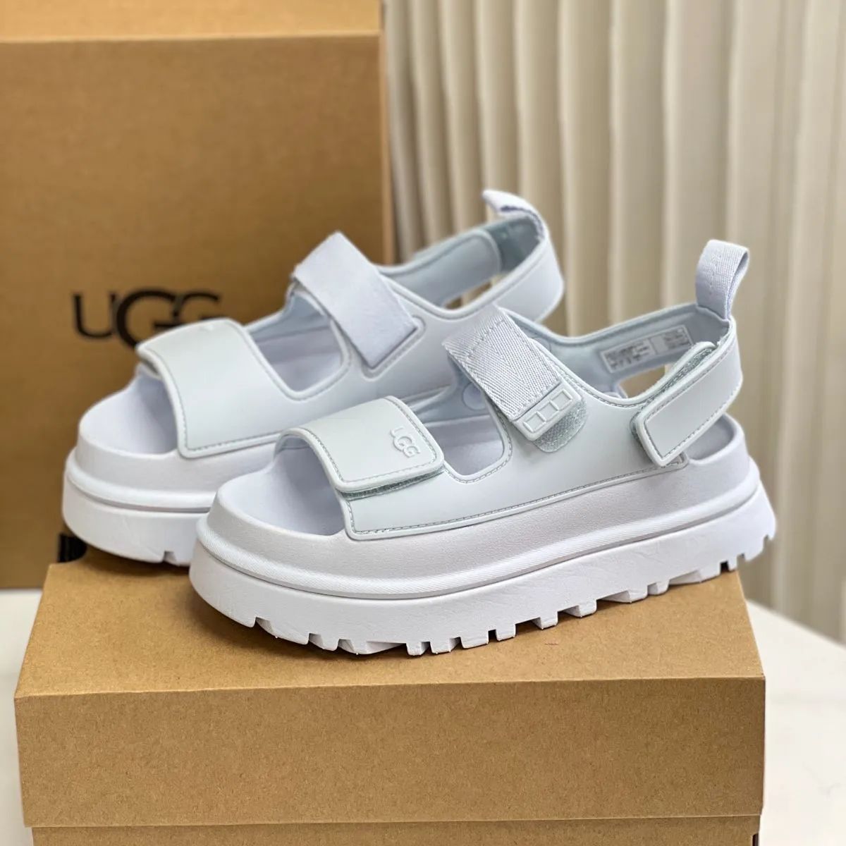 新品 UGG アグ 厚底サンダル ブルー×ホワイト ストラップサンダル 新品 UGG アグ 厚底ストラップサンダル ブルー×ホワイト - メルカリ