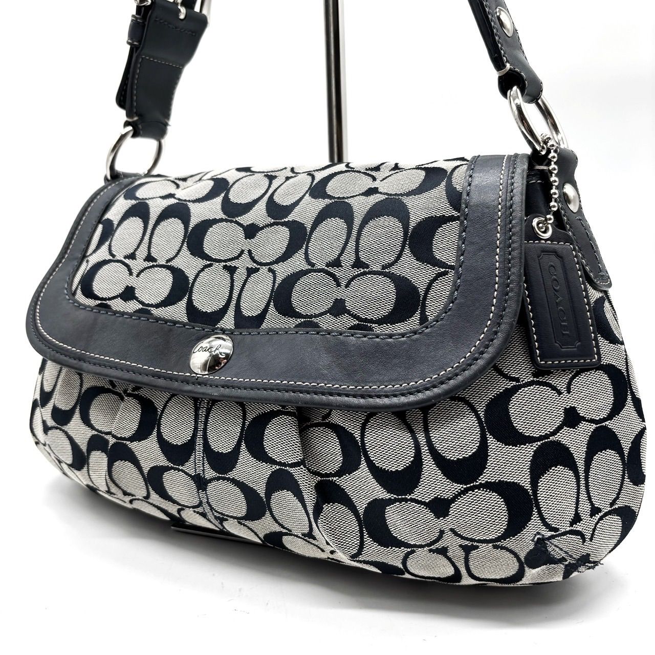 美品コーチ ショルダーバッグ ターンロック シグネチャーブラックグレー