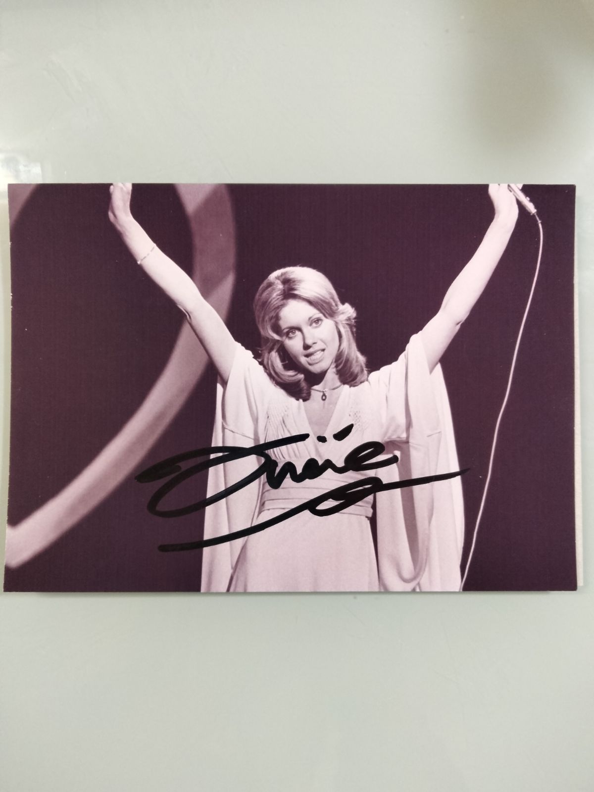 オリビア・ニュートン＝ジョン直筆サイン入り2Lサイズ写真…Olivia