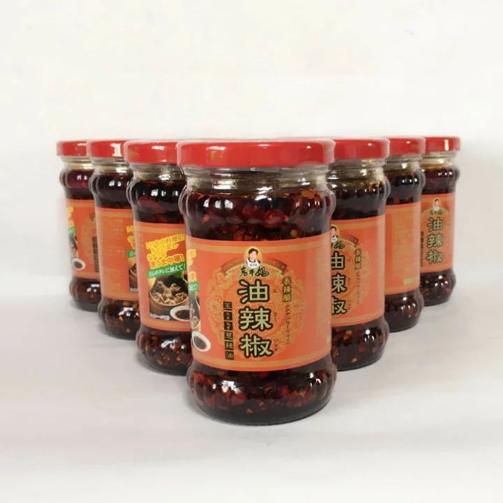 送料無料(北海道・沖縄以外!!) 老干媽香辣脆12個セット ローカンマ 玉ねぎラー油 辣油 パリパリ唐辛子ラー油 ピリ辛 中華調味料 餃子 ラー油 210g×12 2種類のパッケージランダム出荷