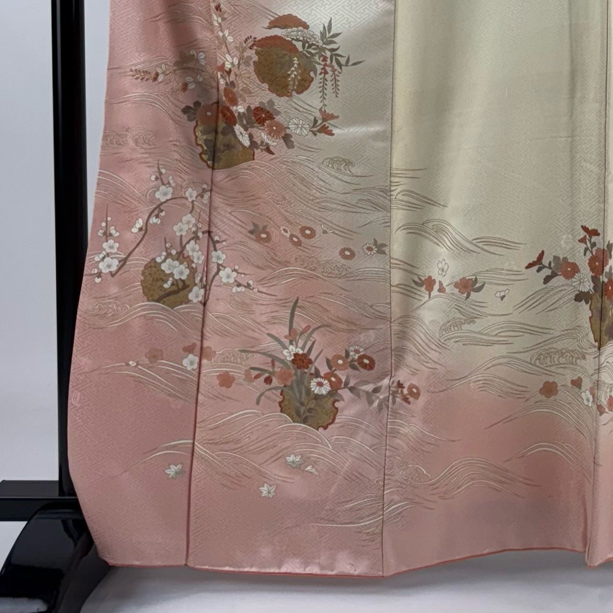 正絹辻が花柄　縮緬袷　一部しつけ糸　若草色 身幅広め 正絹辻が花柄 縮緬袷 一部しつけ糸 若草色 身幅広め （小紋 絞り