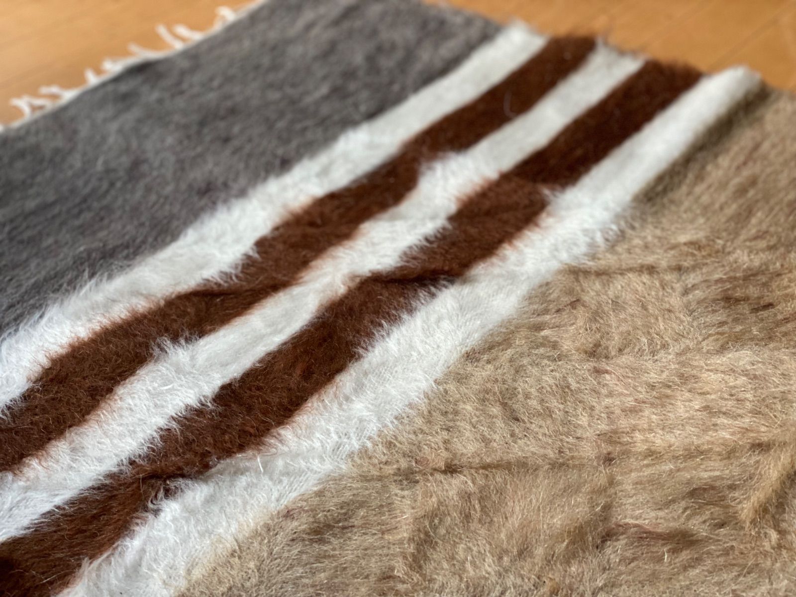 トルコの東遊牧民の知恵140年前から織られているアンゴラヤギの毛で織り機で織られたシンプルな毛布