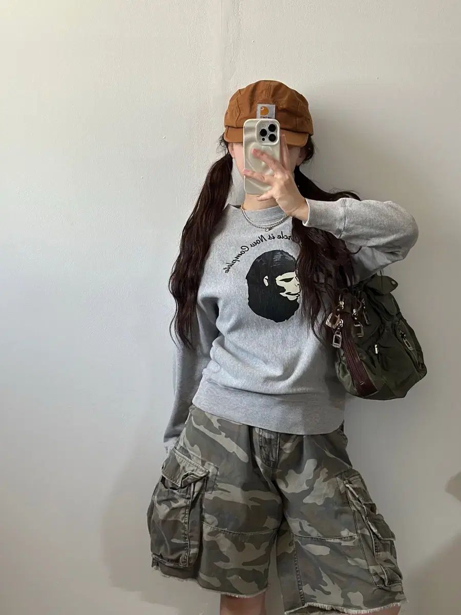 グレー