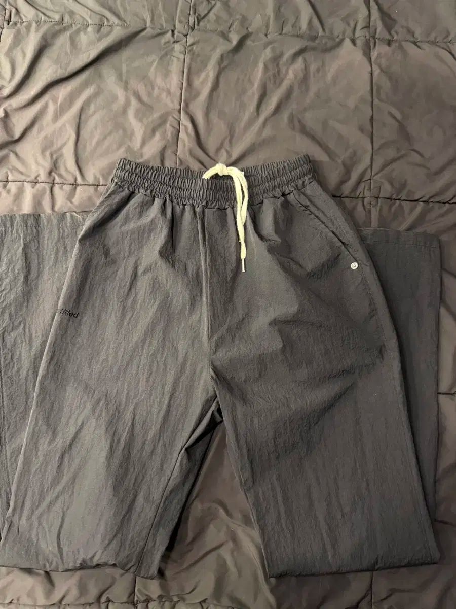  アンタイトルド ナイロン サイドジッパーパンツ ジョガーパンツ スウェットパンツ パンツ