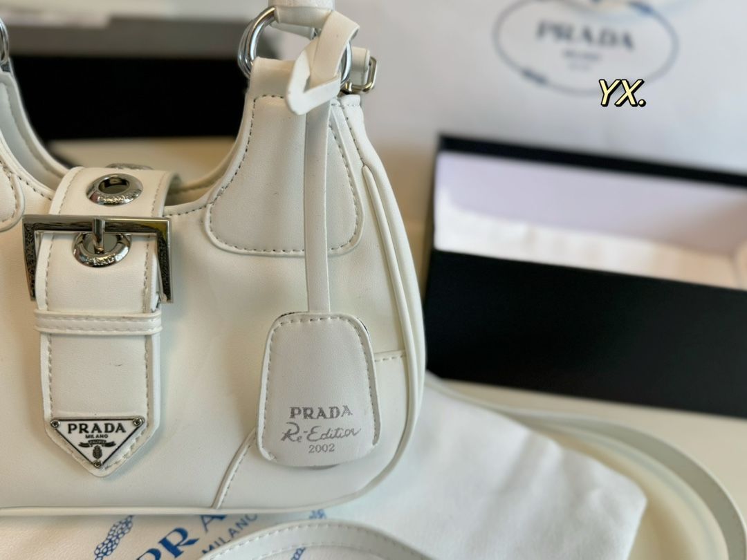 【PRADA】現地セール！ MOON PADDED ハンドバッグ ショルダー付 PRADAプラダ新作moon bagムーンバッグ、ハンドバッグ