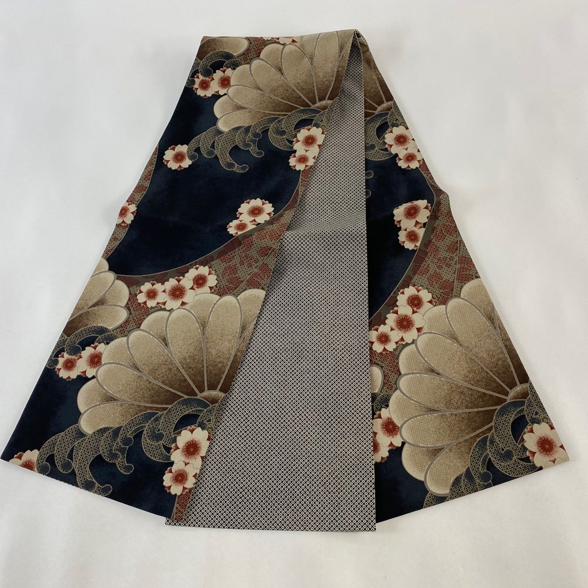 バイセル 美品 名品 大島紬 黒 雪輪 草花 証紙有 バチ衿 正絹 袷（10月～5月） 166cm Mサイズ ☆☆☆☆ 5220.大島紬 正絹泥染め 雪輪柄！ バイセル□ 着物 即決 名品 美品