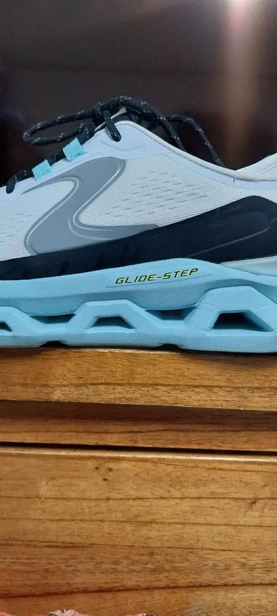 SKECHERS スケッチャーズ