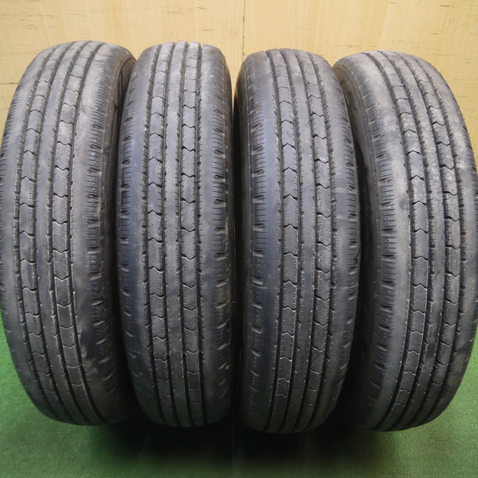 [送料無料] バリ溝！24年！9.5分トラック タイヤ 205/80R17.5 120/118N ブリヂストン R202 17.5インチ5013103Hノタ