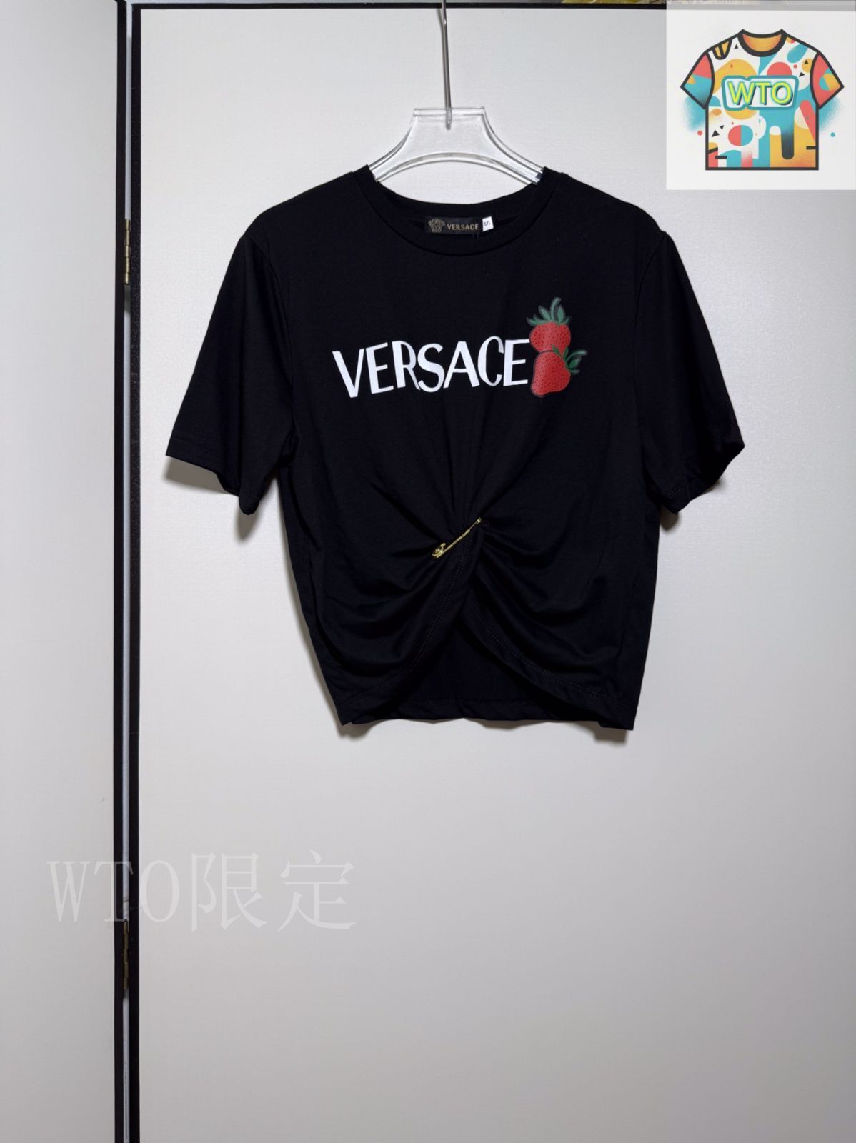 【VERSACE】クロップドプリントコットンTシャツ 超美品 VERSACE ヴェルサーチセーフティピン クロップドTシャツ