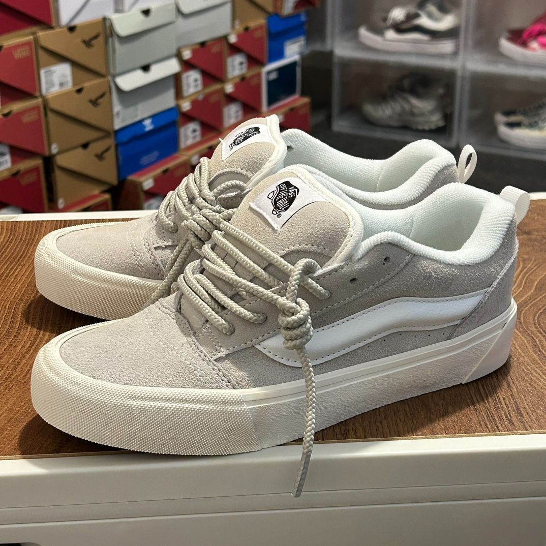 今日 Vans Knu Skool スキッド防止 ショックアブソーブ ローカット スケートシューズ 男女兼用 麻紐柄 グレー - ホワイト 送料無料 在庫 の な価格です