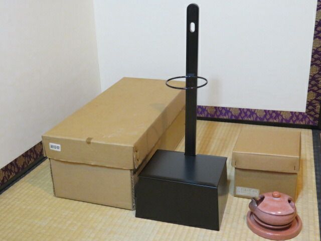 十月◆特売品 夜咄道具 木製真塗 短檠と 松楽窯 赤楽すずめ瓦 茶道具〔税込 送料込〕