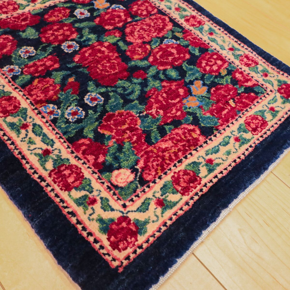 ペルシャ絨毯ビジャー 52×45cm