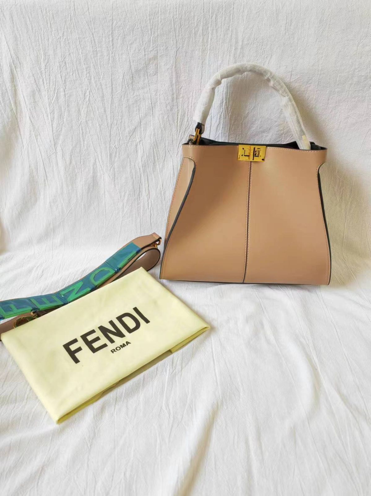 FENDI ピーカブー エックスライト ミディアム