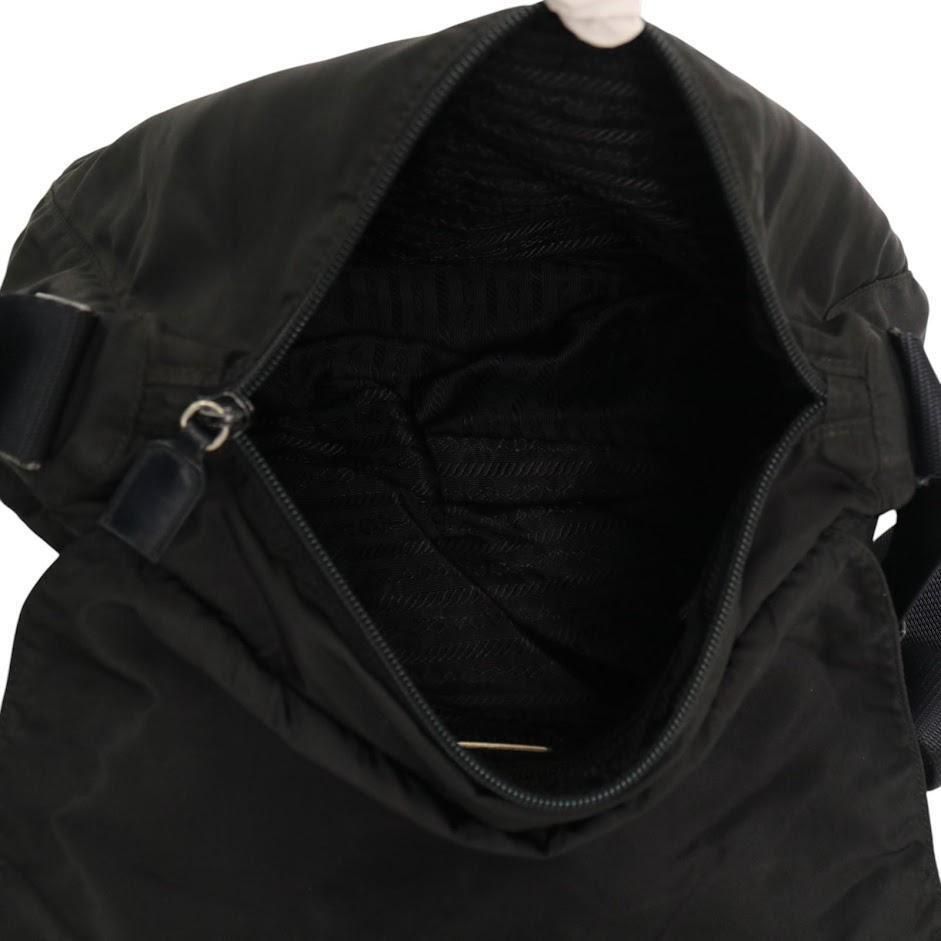 三角ロゴプレート