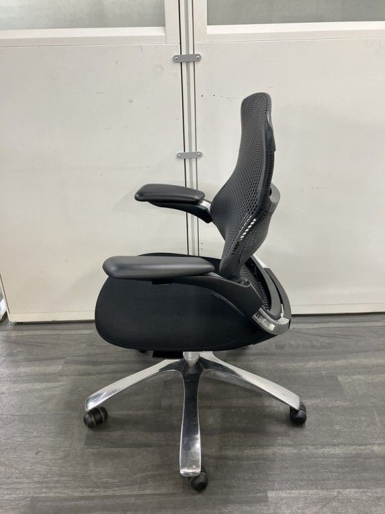 可動肘付ジェネレーションチェア ブラック