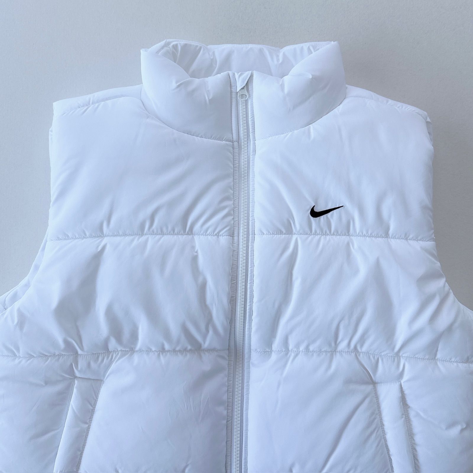 ナイキ ダウンベスト ワンポイント スウッシュ 刺繍ロゴ ホワイト NIKE 