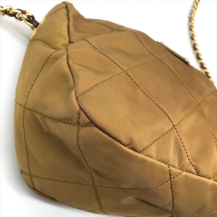 プラダ チェーンショルダーバッグ 三角ロゴプレート キルティング