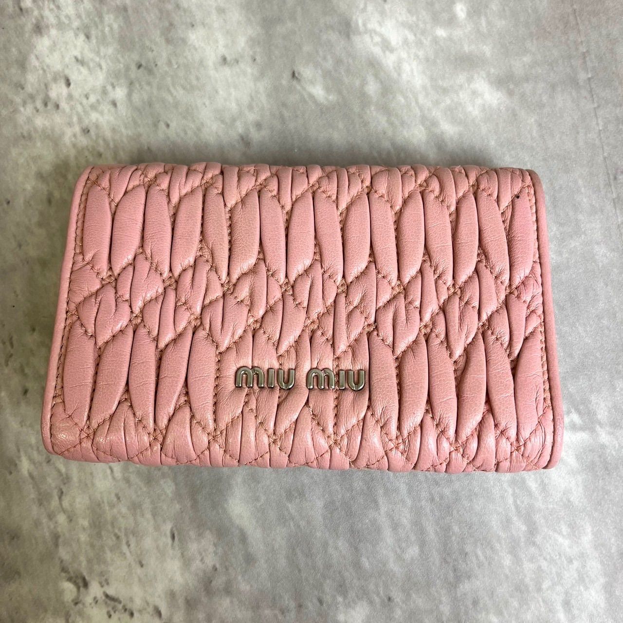 ✨良品✨ miu miu ミュウミュウ 三つ折り 財布 クリスタル ターンロック キルティング シルバー金具 ロゴ型押し ウォレット カードケース  定期入れ 小銭入れ ナッパレザー レディース ピンク 桃色 - メルカリ