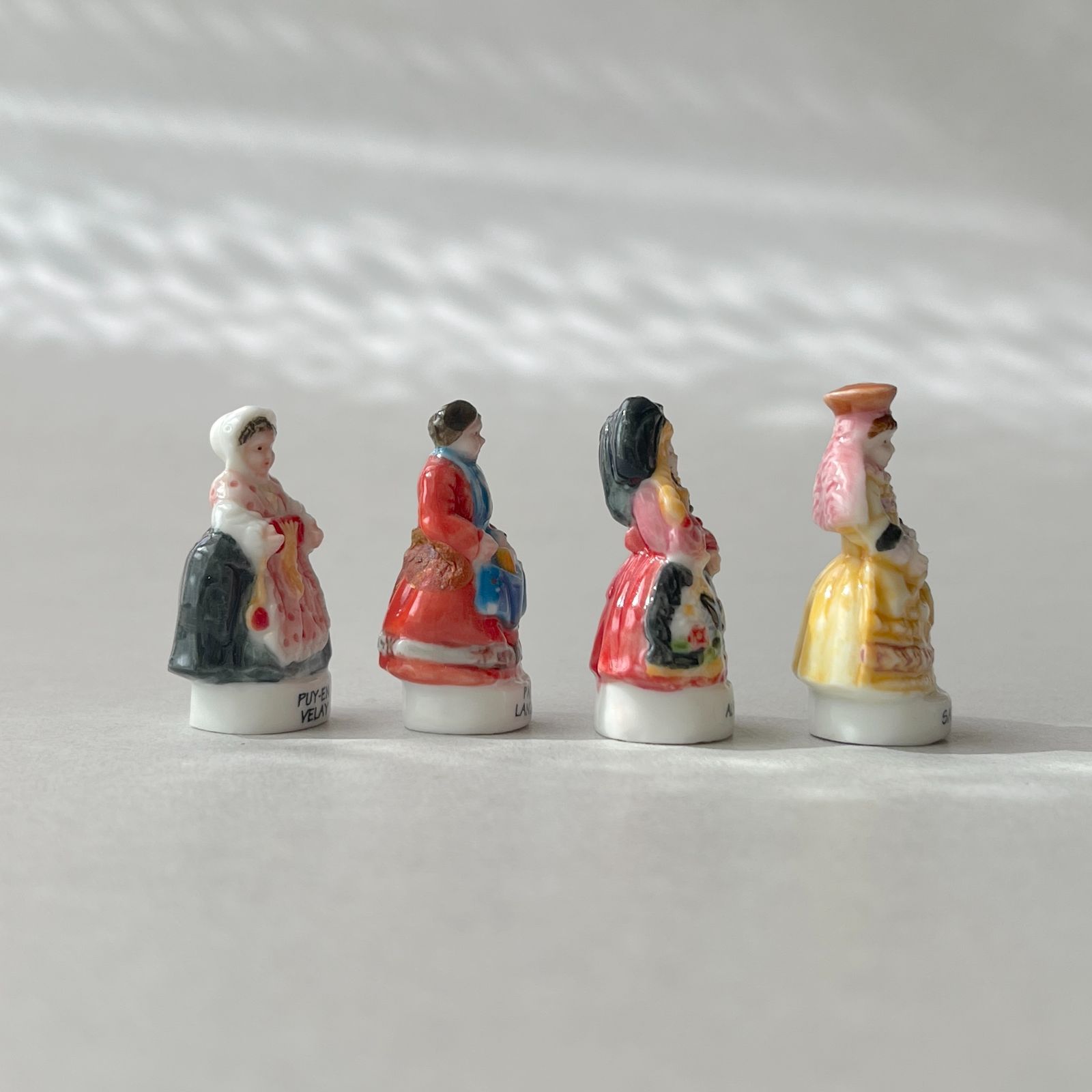 【新品・未使用】フランス各地の伝統衣装　フェーヴ12点コンプ　フランス　送料込み アンティークフェーブ／フランスの民族衣装（モンベリアール） | Tähti