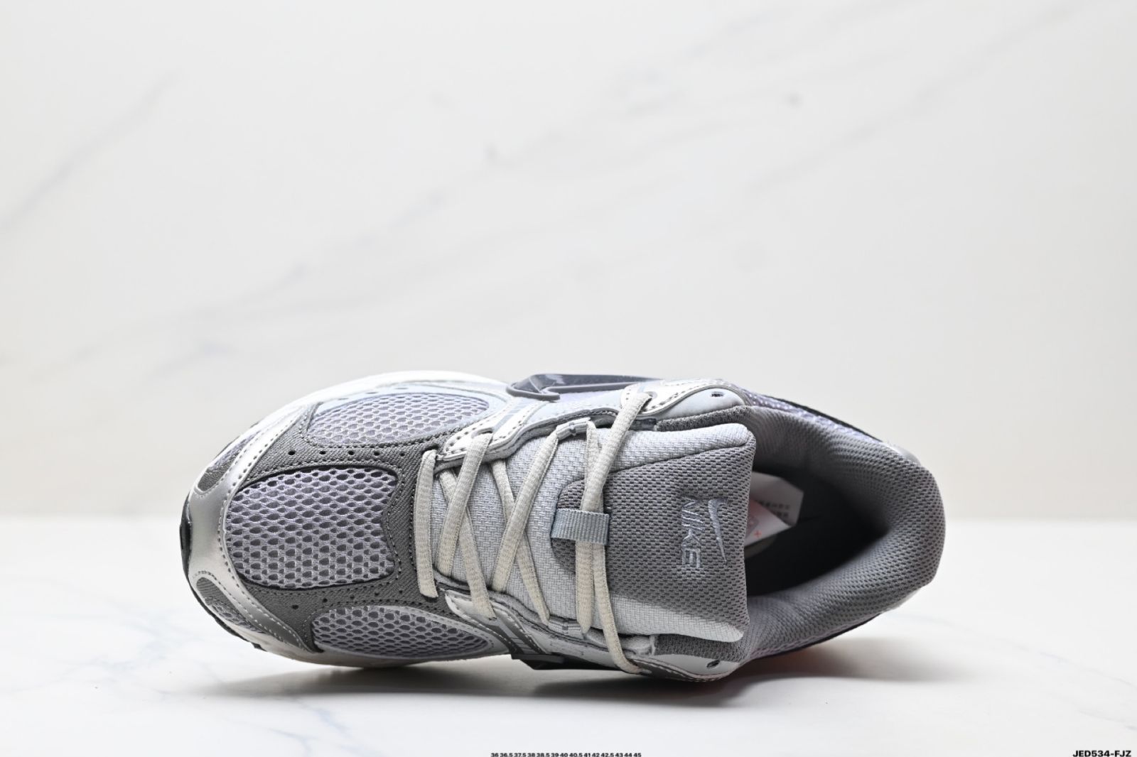 ナイキ Nike V5 RNR 快適でユニバーサルな滑り止めと耐磨耗性のあるロートップカジュアルシューズ