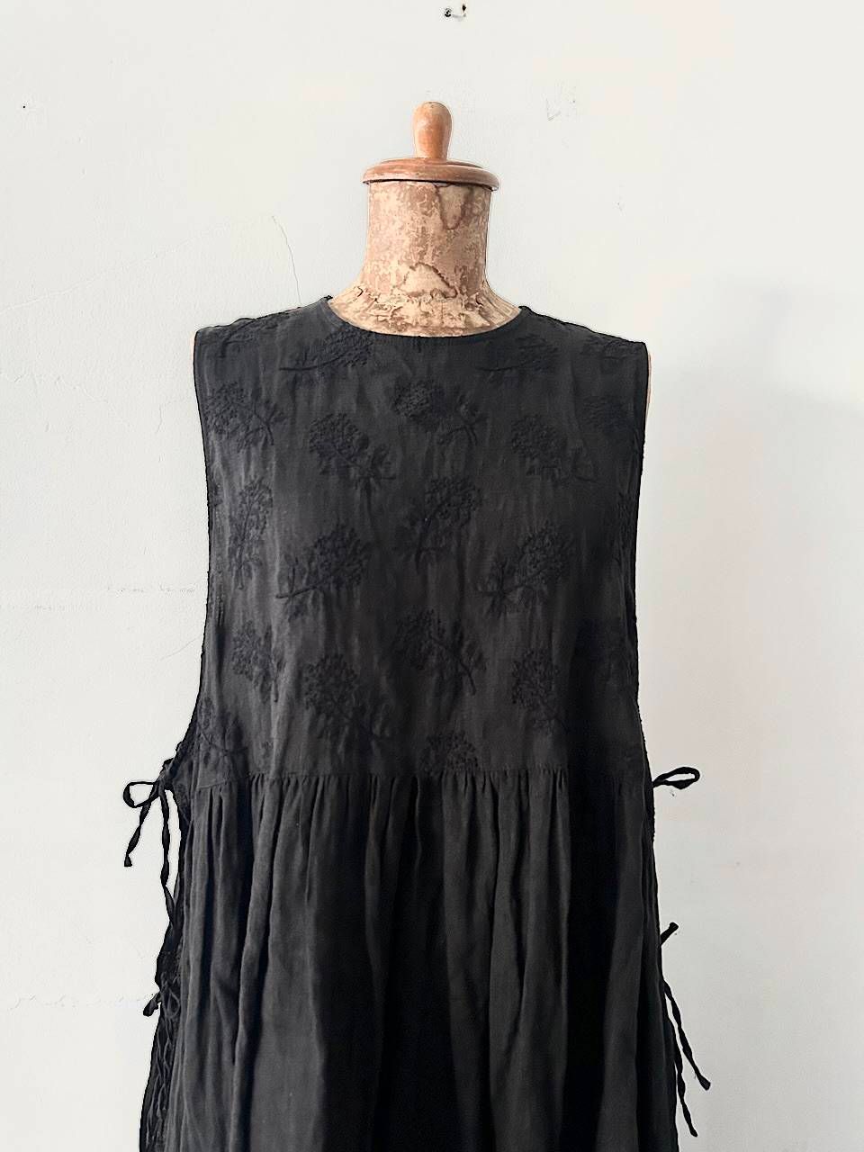 オオカミとフクロウ ノースリーブ刺繍リネンワンピース - メルカリ 