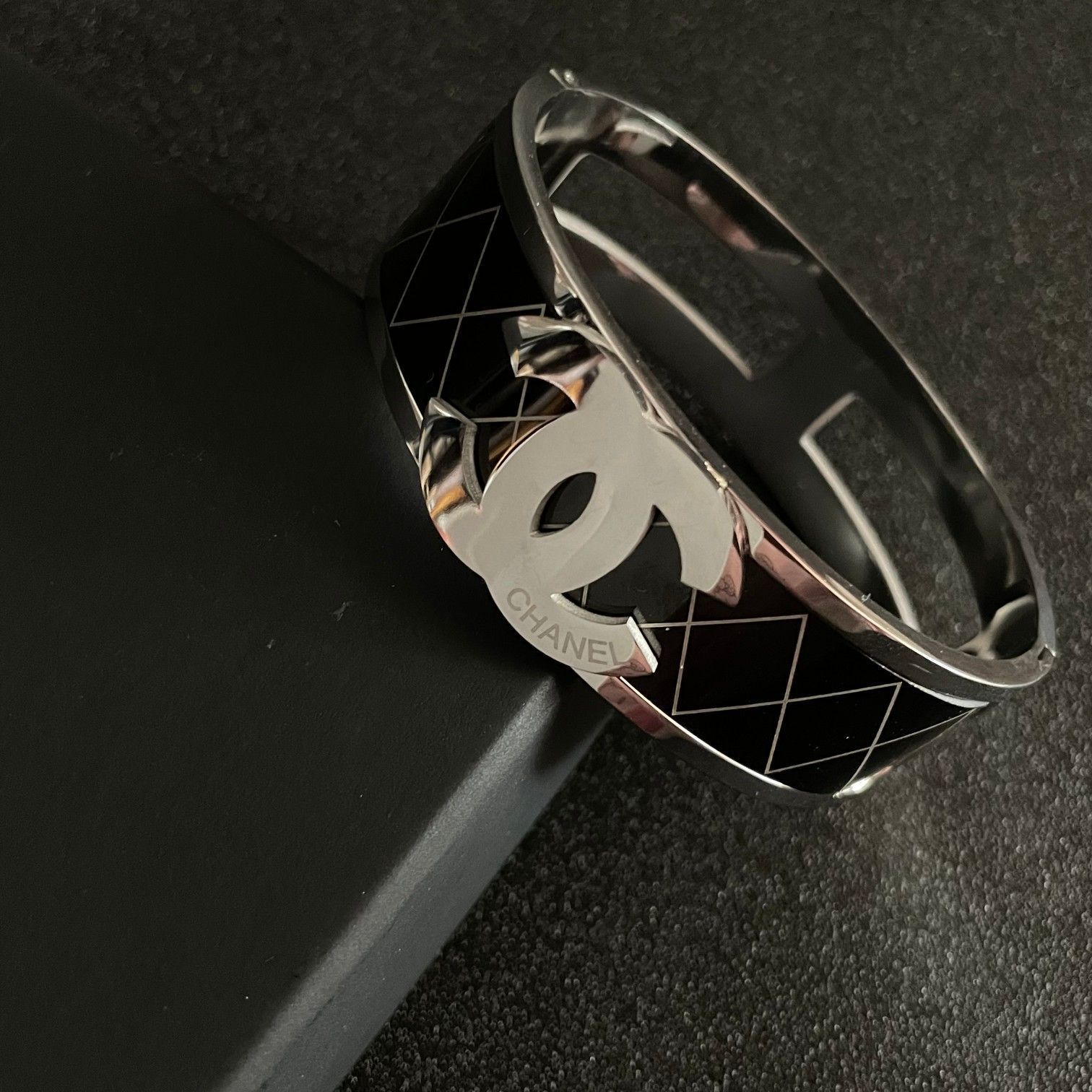 今日特価】CHANEL シャネル 新モデル 幅広菱格模様ブレスレット 今日特価】CHANEL シャネル 新モデル 幅広菱格模様ブレスレット