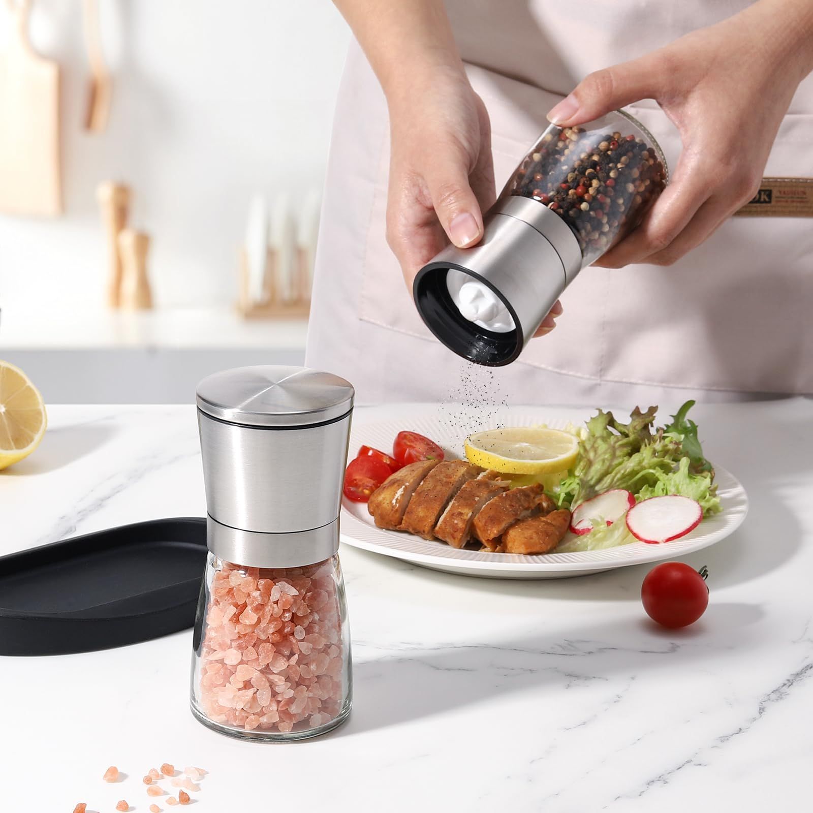 特価商品】VKCHEF ペッパーミル 胡椒ミル 手動 岩塩 大きい ソルトミル 2個セット ステンレス製 粗さ挽き調節可能 セラミック刃 スパイスミル  結晶塩 胡椒挽き コショウ こしょう 操作簡単 シリコーンベース 収納便利 調味料用 調味料入れ キッチン - メルカリ