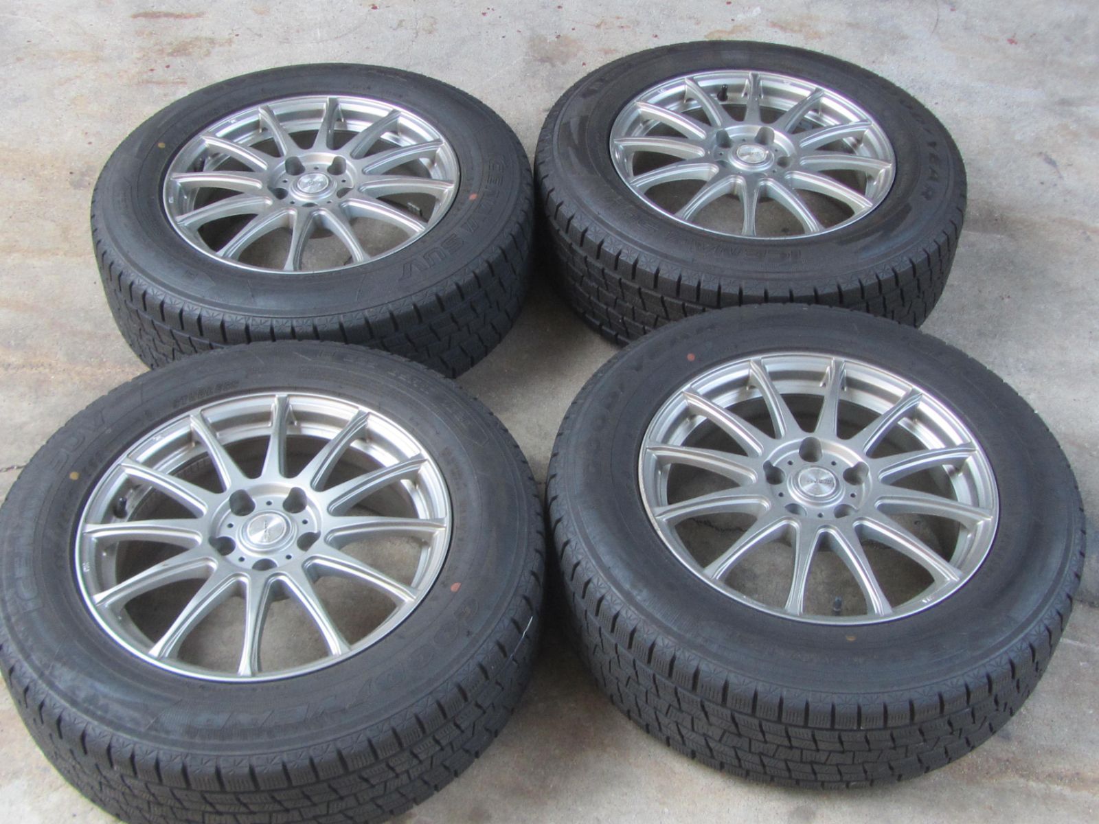 バリ山 225|65R17 スタッドレス グッドイヤー アイスナビSUV トヨタ純正ナット使用 ハリアー RAV4 ヴァンガードなどなど