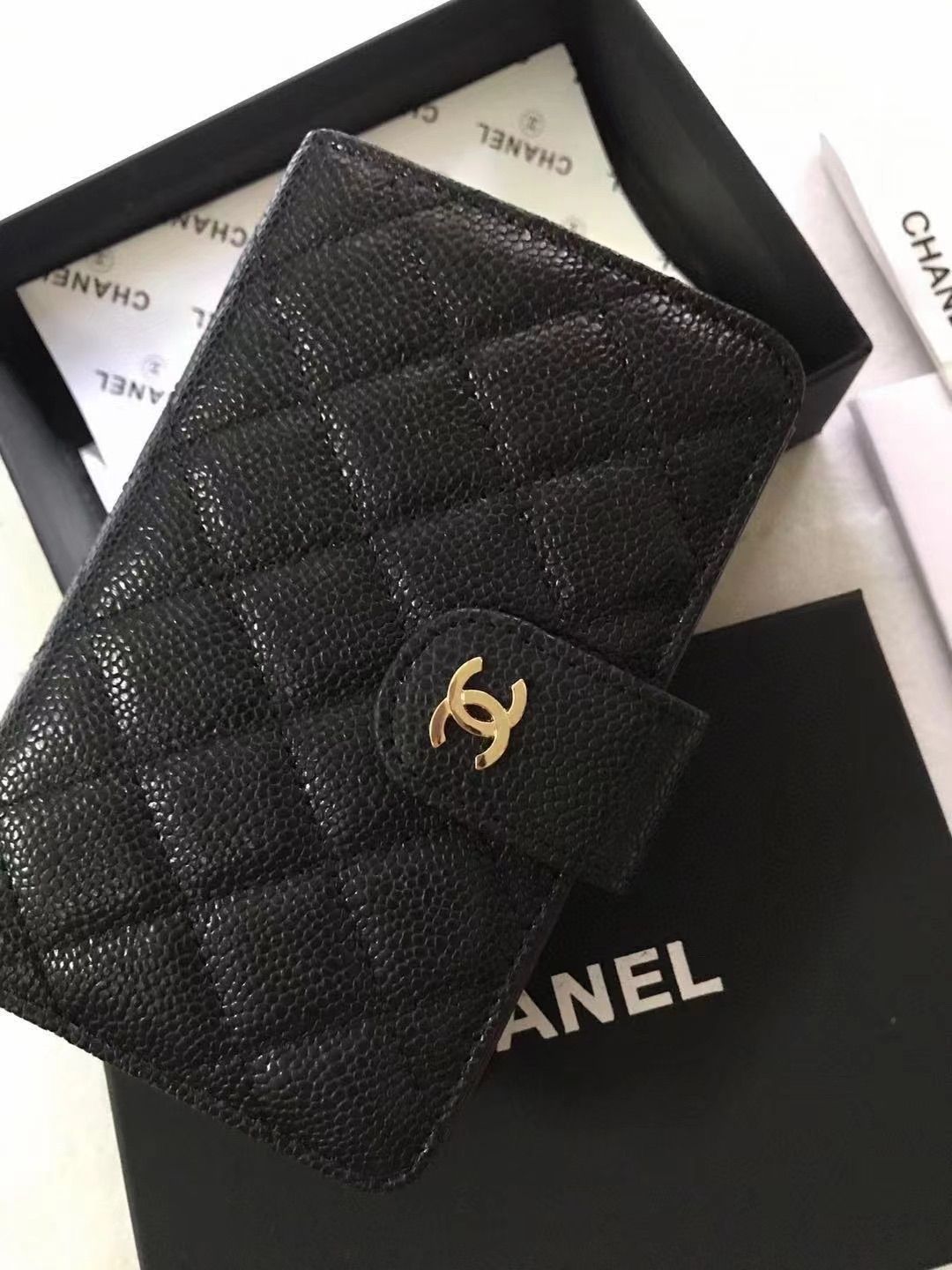 大人気✨CHANEL シャネルのジッパー二つ折り財布