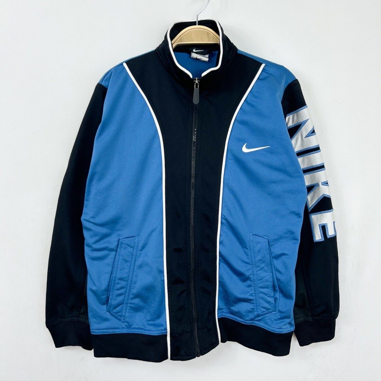 NIKEナイキナイロントラックジャケットブルゾン青ブルー白ホワイト刺繍ビックロゴ フォロワー様クーポン配布中！】NIKE ナイキ 90s 刺繍ロゴ 刺繍