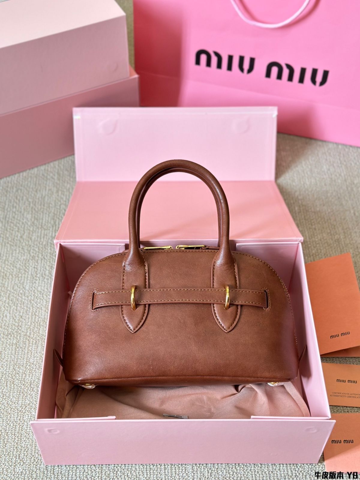 MiuMiu Aventure餃子バッグ/ハンドバッグ、リュック、小銭入れ