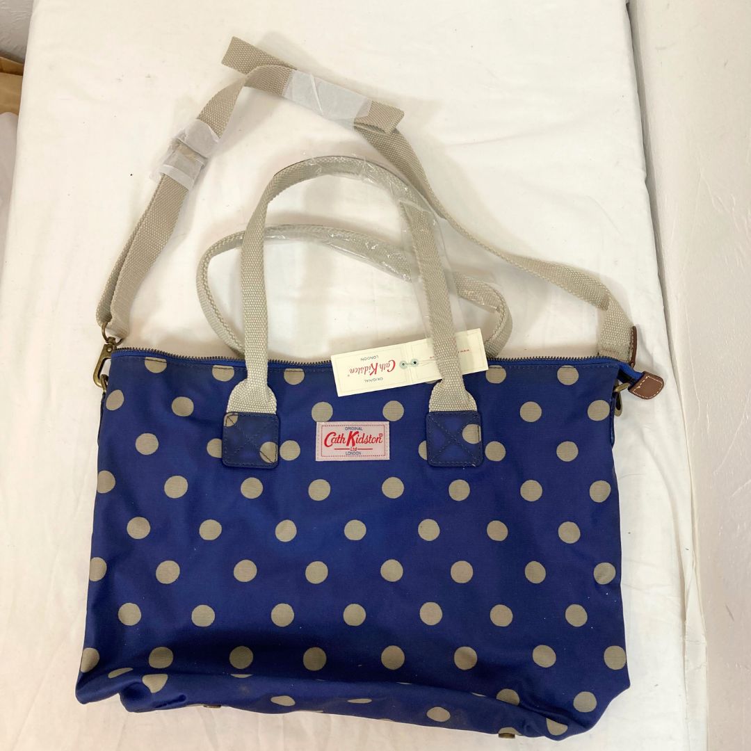 新品】CATH KIDSTON（キャスキッドソン） ショルダーバッグ 2WAY ドット 紺色 タグ付き - メルカリ