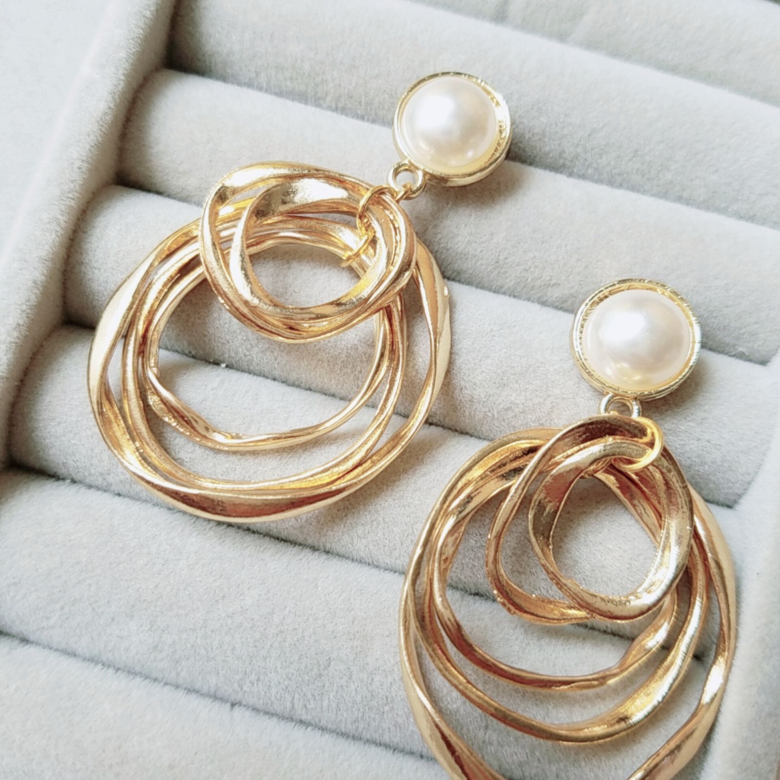 No.43。メタルフープピアス - メルカリ