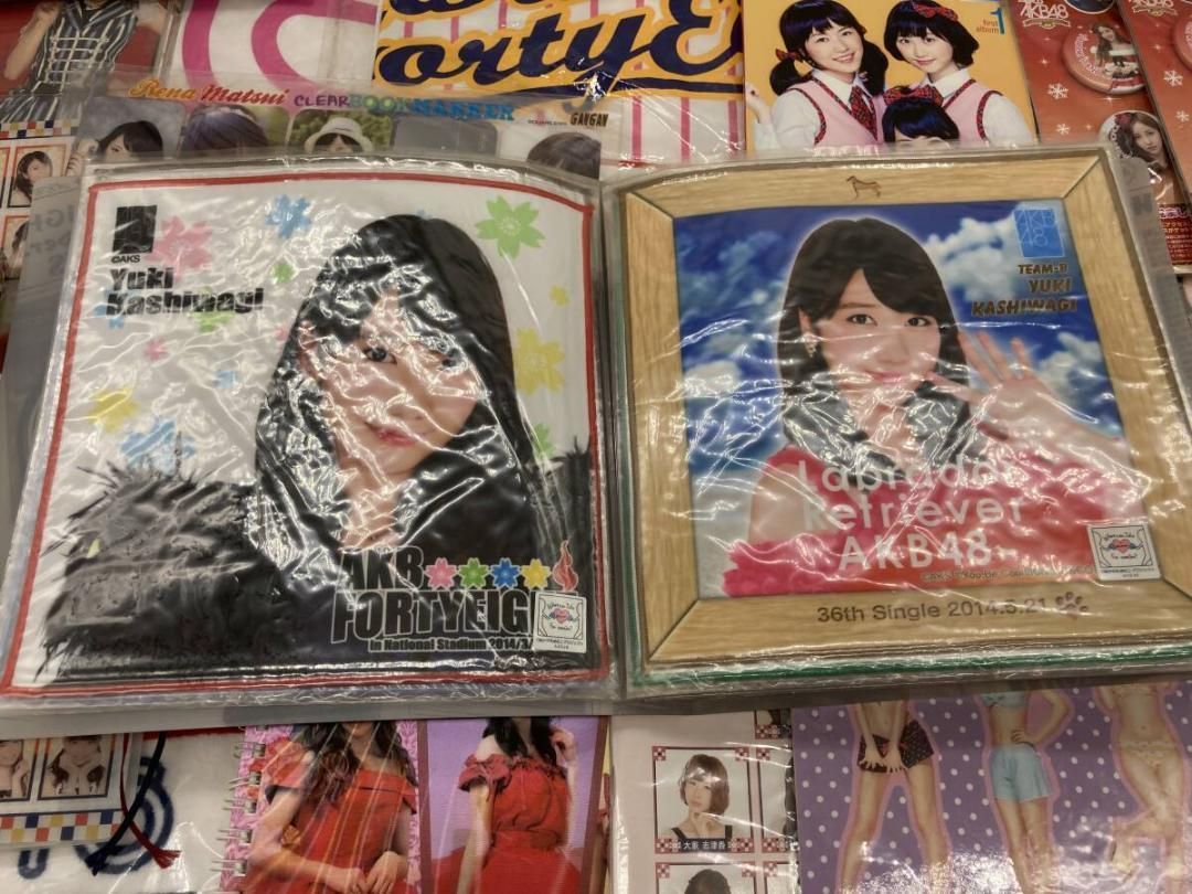  大量まとめ AKB 48 アイドル グッズ 約5 2 kg Tシャツ タオル 缶バッジ 他 渡辺麻友 小嶋陽菜 板野友美 柏木由紀 その他 48グループ
