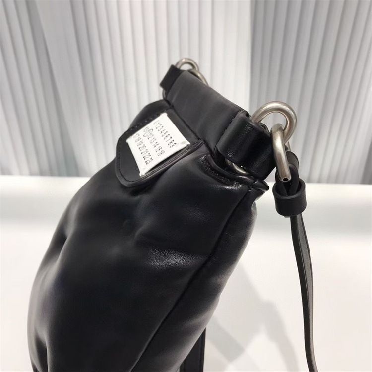 大人気新品 メゾンマルジェラ Maison Margiela MM6 スマホポーチ バッグ ショルダーバッグ ブラック - メルカリ