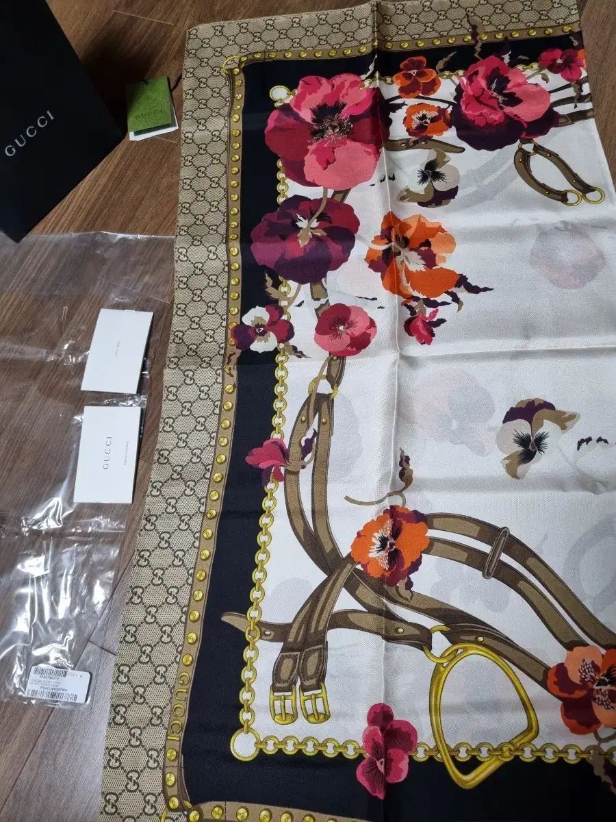 GUCCI グッチ フラワー プリント スカーフ