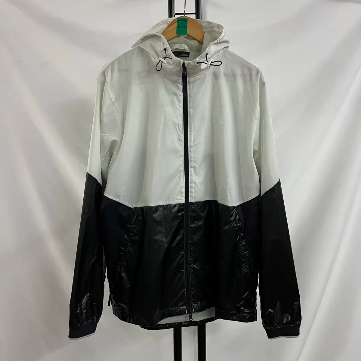 純正品/ 2XL UNDER ARMOUR(アンダーアーマー) 白 黒 ウインドブレーカー