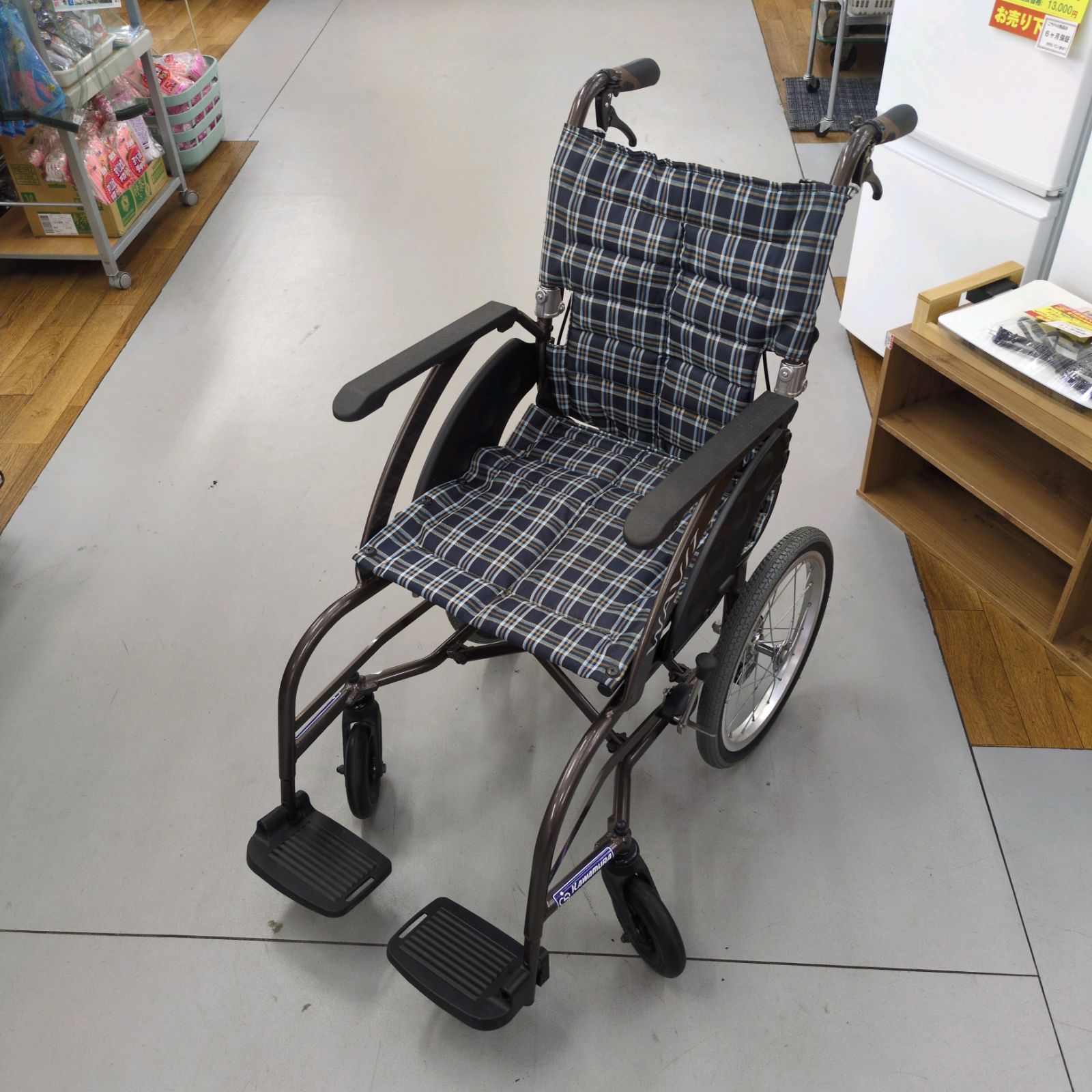 J203 ☆多少使用感有り☆KAWAMURA☆WAVIT☆ノーパンクタイヤ☆介助式車いす