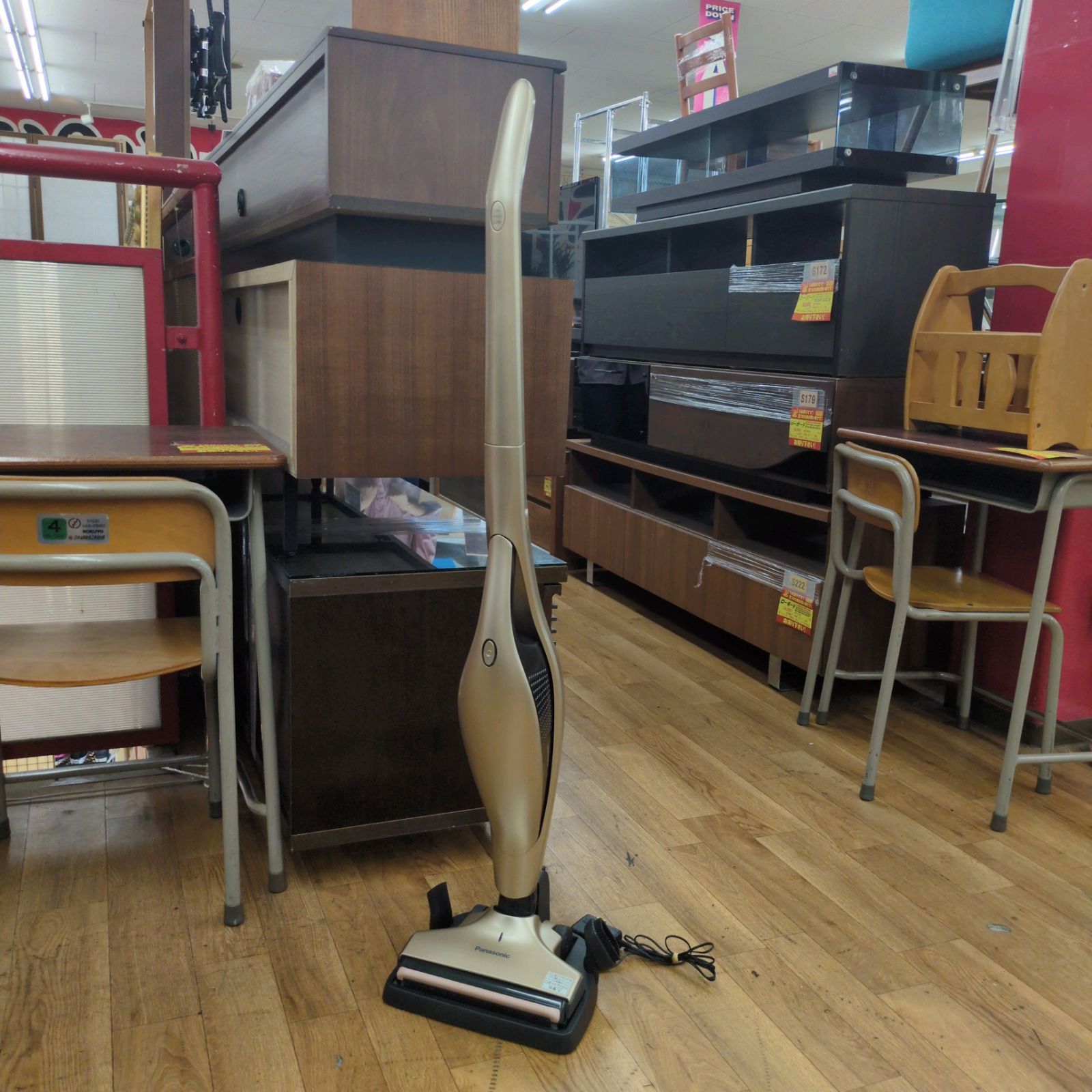 J234 多少キズ使用感有り 2020年製 充電式スティック掃除機 Panasonic MC-BU110J-T