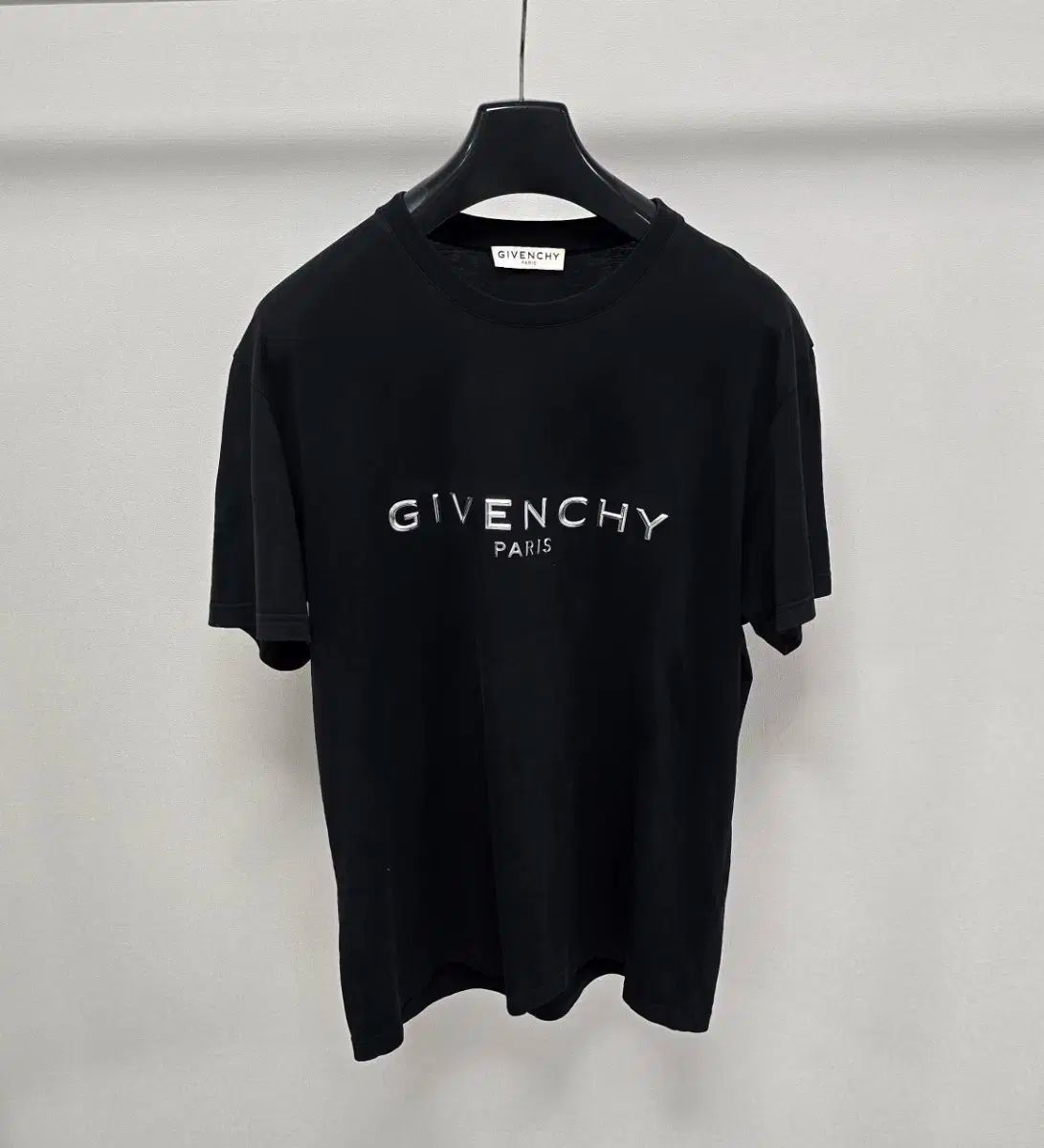 Givenchy(ジバンシィ) メタリック ロゴ 半袖 Tシャツ m サイズ 105 出品
