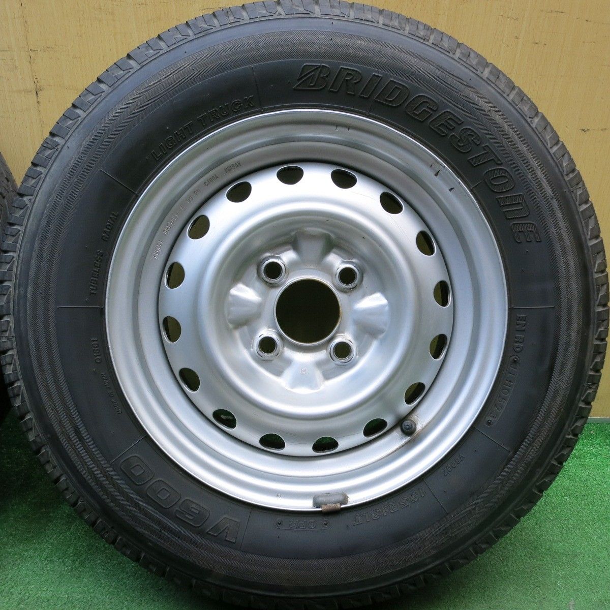 バリ溝 23年 キレイ 9.5分 日産 AD バン 純正 スチール 165R13LT 6PR ブリヂストン V600 13インチ PCD100 4H 5091105HAノ