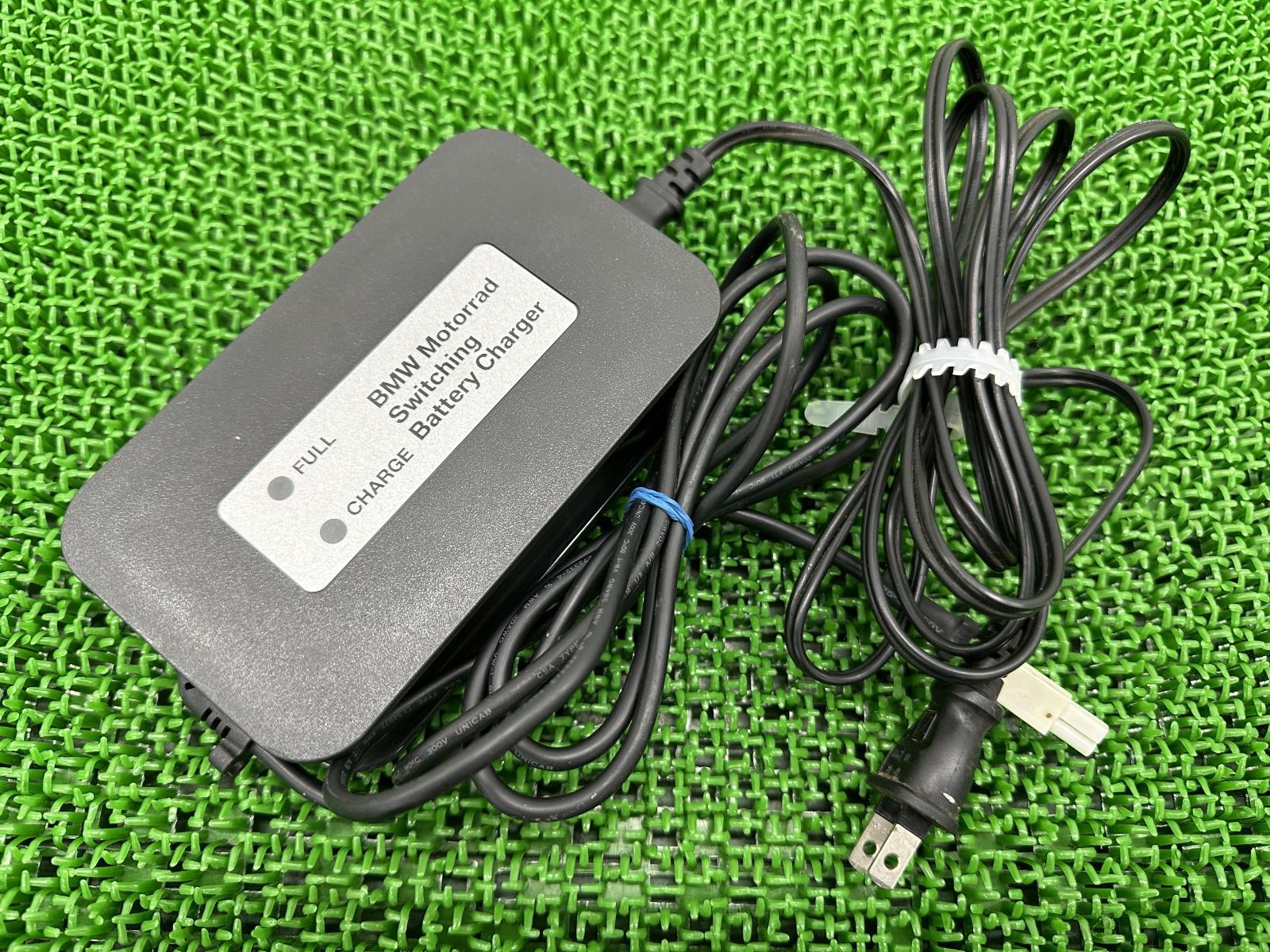 バッテリーチャージャー 9801 2158 156 BMW 純正 中古 バイク 部品 98012158156 充電器 モトラッド AC100V-240V 12V-1A 機能的問題なし
