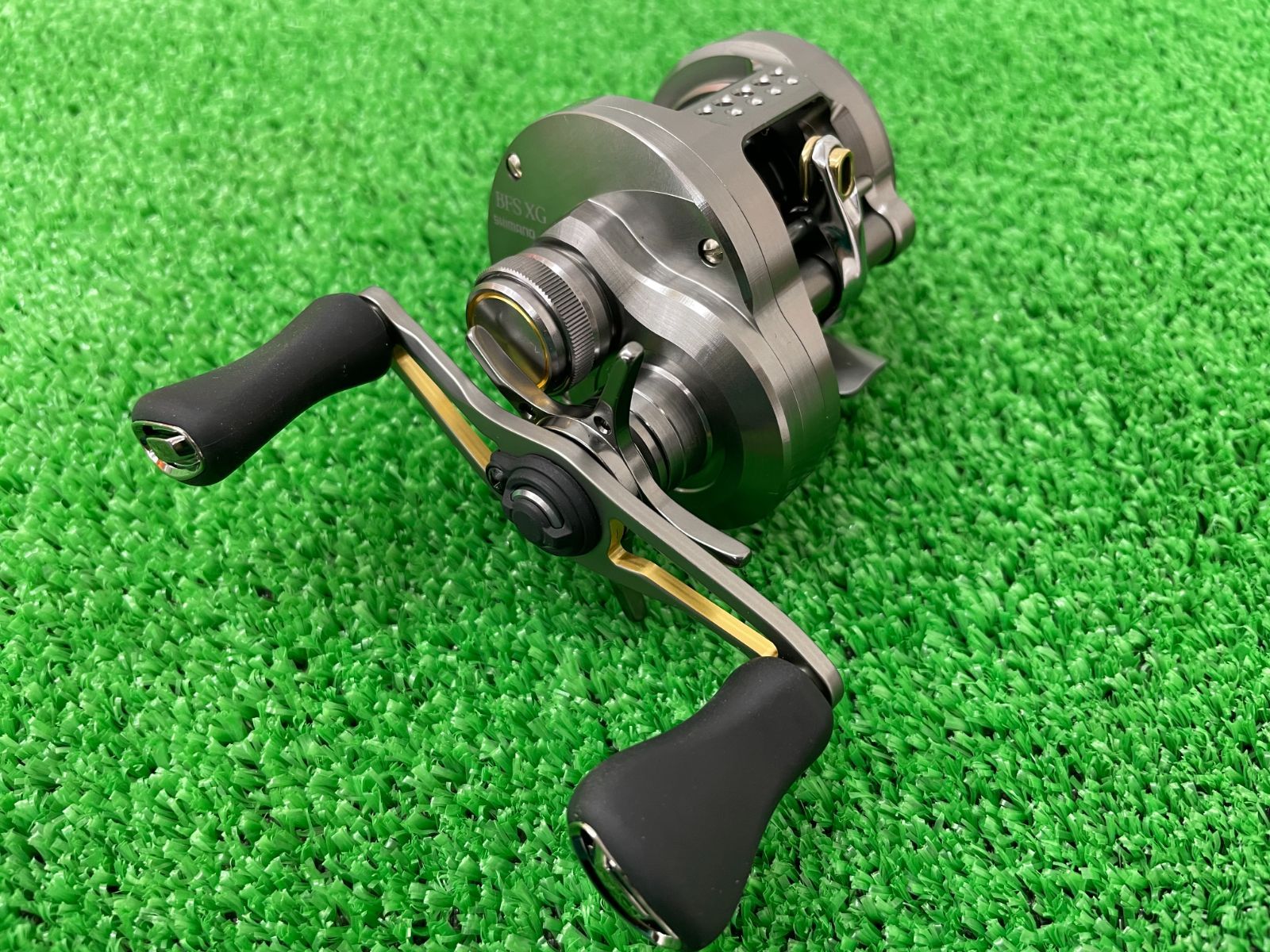 【未使用】シマノ 23 カルカッタコンクエストBFS XG RIGHT シマノ カルカッタ コンクエスト BFS XG 右 (リール) 価格比較