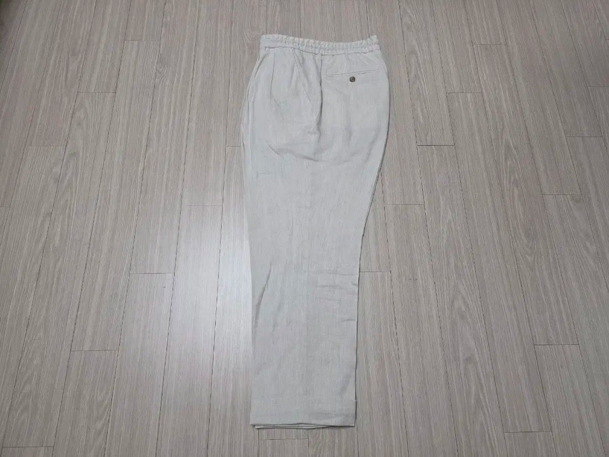 マン オン ザ ムーン アイボリー リネン トゥ プリーツシャーリング パンツ