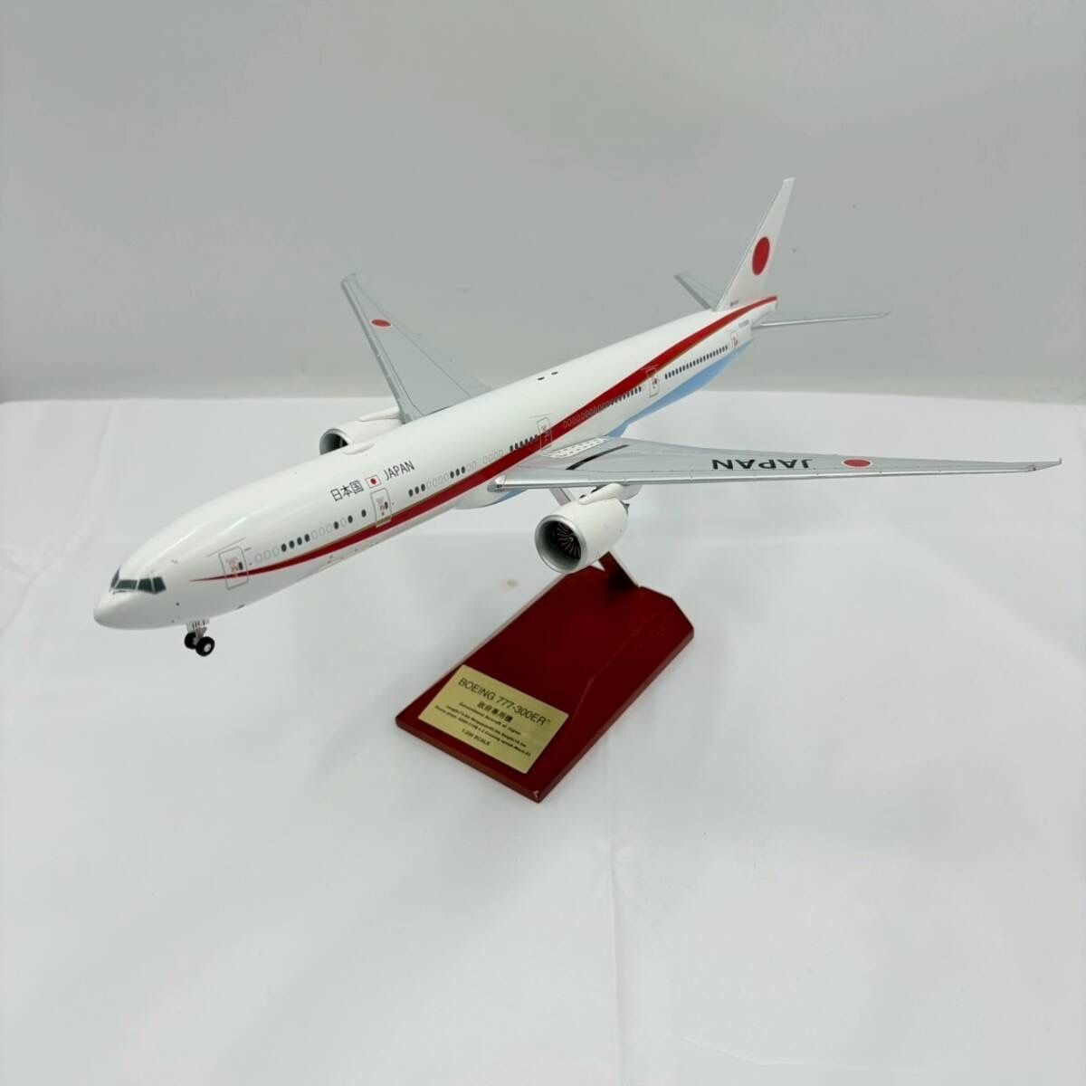 航空自衛隊　政府専用機　BOEING 777-300ER 1/200 木製台座付 ❗️✨高級感✨❗️】🎓航空自衛隊政府専用機✨BOEING 777-300ER