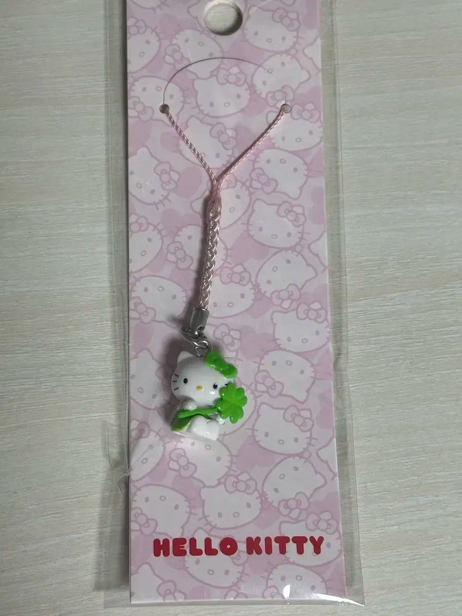 四つ葉のクローバー キティ ストラップ - メルカリ
