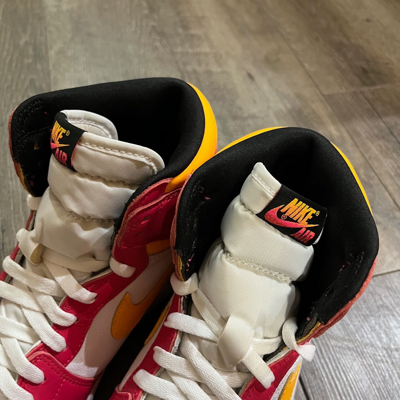 美品 国内正規 NIKE AIR JORDAN 1 RETRO HIGH OG LIGHT FUSION RED 